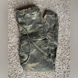 American Eagle - camo joggers